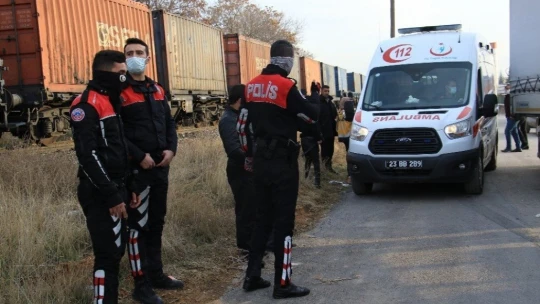 Elazığ'da tren, çarptığı tırı 100 metre sürükledi: 5 yaralı