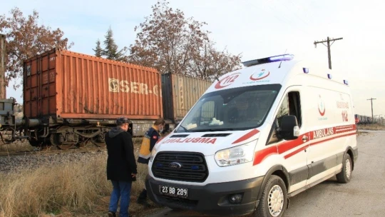 Elazığ'da tren, çarptığı tırı 100 metre sürükledi: 5 yaralı
