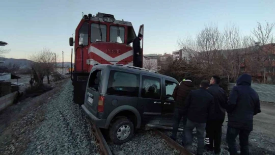 Elazığ'da tren, hemzemin geçitte çarptığı aracı 100 metre sürükledi: 1 yaralı
