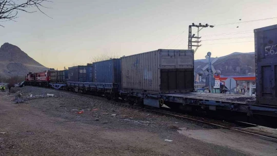 Elazığ'da tren, hemzemin geçitte çarptığı aracı 100 metre sürükledi: 1 yaralı