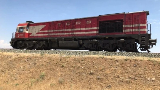 Elazığ'da tren, iş makinesine çarptı: 1 yaralı
