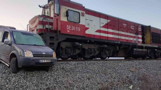 Palu'da Trenin Araca Çarptığı Kazanın Görüntüleri Ortaya Çıktı