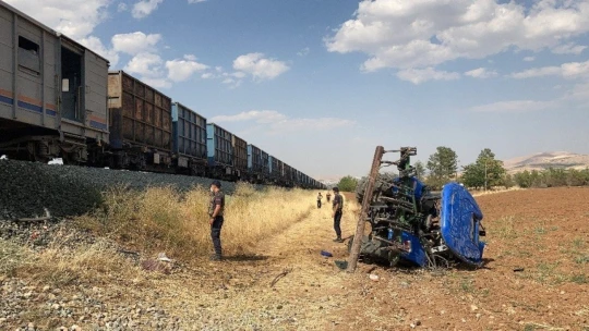 Elazığ'da trenin çarptığı traktörün sürücüsü hayatını kaybetti