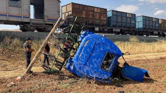 Elazığ'da trenin çarptığı traktörün sürücüsü hayatını kaybetti