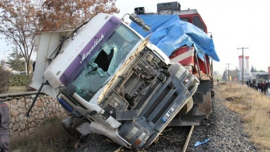 Elazığ'da trenin tıra çarptığı kaza kamerada