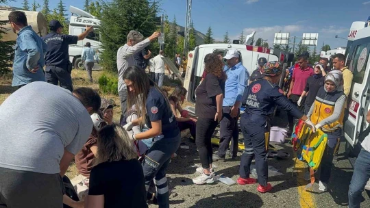 Elazığ'da tur minibüsü otobüse çarptı: 18 yaralı