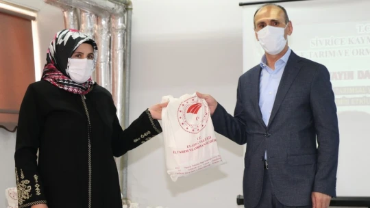 Elazığ'da üreticilere bamya tohumu dağıtıldı