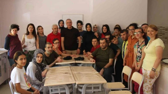 Elazığ'da usta kuaförler, özel çocukların bakımlarını yaptı
