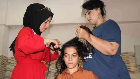 Elazığ'da usta kuaförler, özel çocukların bakımlarını yaptı