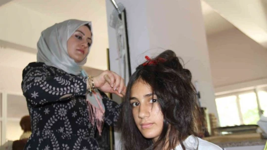 Elazığ'da usta kuaförler, özel çocukların bakımlarını yaptı