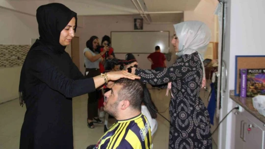 Elazığ'da usta kuaförler, özel çocukların bakımlarını yaptı