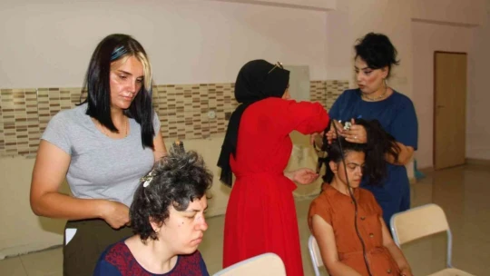 Elazığ'da usta kuaförler, özel çocukların bakımlarını yaptı