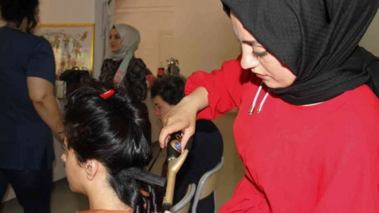 Elazığ'da usta kuaförler, özel çocukların bakımlarını yaptı