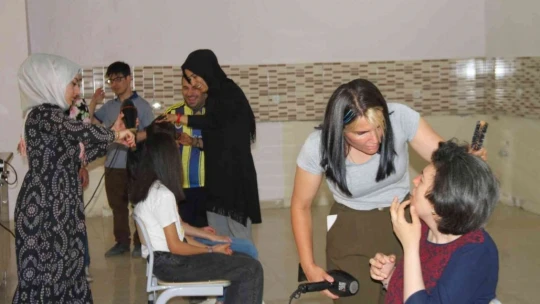 Elazığ'da usta kuaförler, özel çocukların bakımlarını yaptı