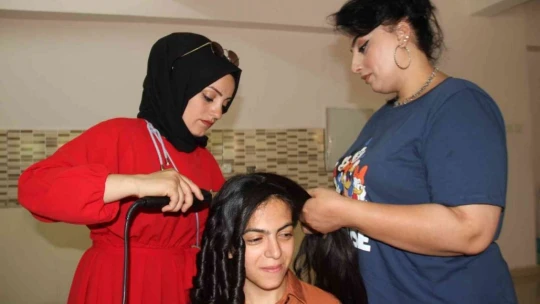 Elazığ'da usta kuaförler, özel çocukların bakımlarını yaptı