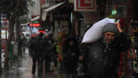 Elazığ'da uzun süredir beklenen kar yağışı başladı