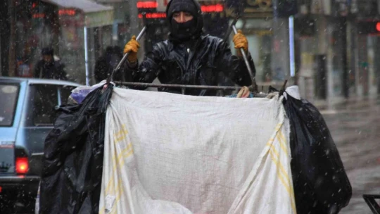 Elazığ'da uzun süredir beklenen kar yağışı başladı