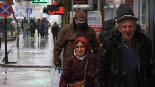 Elazığ'da uzun süredir beklenen kar yağışı başladı