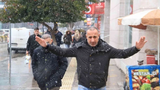 Elazığ'da uzun süredir beklenen kar yağışı başladı