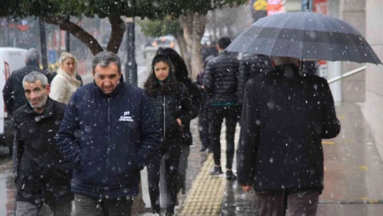Elazığ'da uzun süredir beklenen kar yağışı başladı