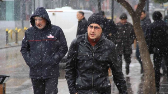 Elazığ'da uzun süredir beklenen kar yağışı başladı