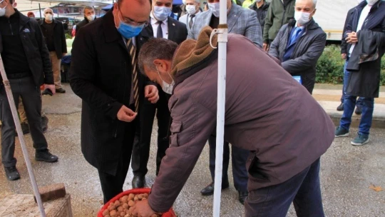 Elazığ'da vali pazara gitti, gülümseten diyaloglar yaşandı
