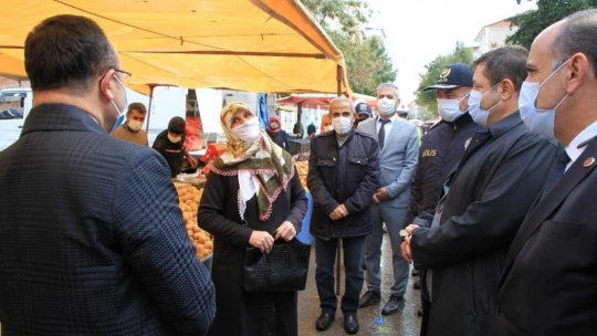 Elazığ'da vali pazara gitti, gülümseten diyaloglar yaşandı