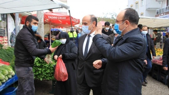 Elazığ'da vali pazara gitti, gülümseten diyaloglar yaşandı