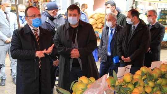 Elazığ'da vali pazara gitti, gülümseten diyaloglar yaşandı