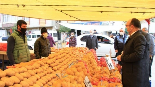 Elazığ'da vali pazara gitti, gülümseten diyaloglar yaşandı