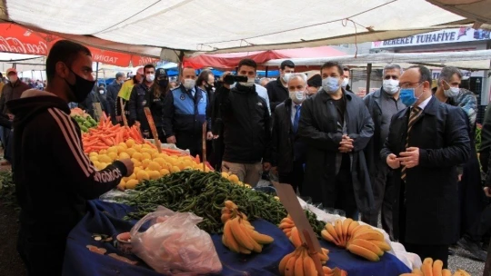 Elazığ'da vali pazara gitti, gülümseten diyaloglar yaşandı