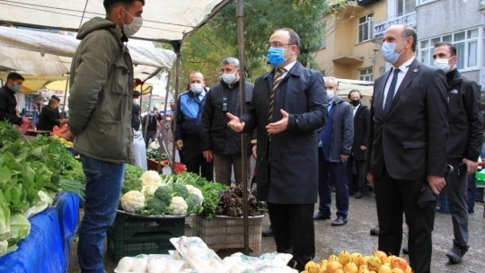 Elazığ'da vali pazara gitti, gülümseten diyaloglar yaşandı