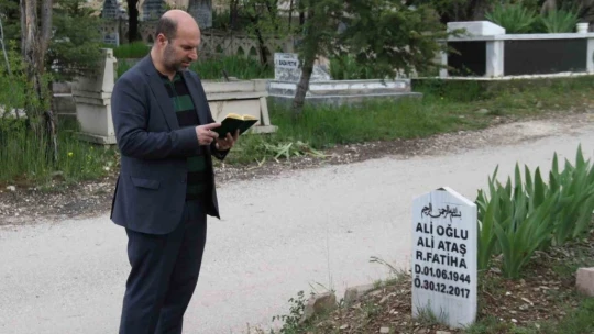 Elazığ'da vatandaşlar mezarlıklara akın etti