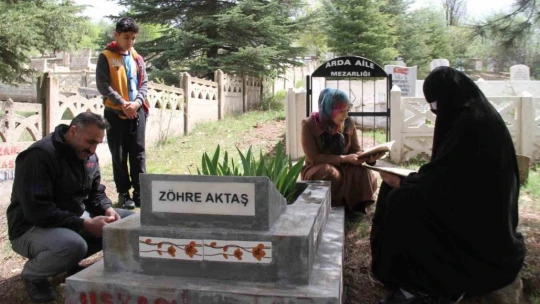 Elazığ'da vatandaşlar mezarlıklara akın etti