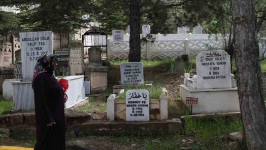 Elazığ'da vatandaşlar mezarlıklara akın etti