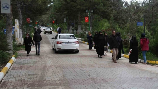 Elazığ'da vatandaşlar mezarlıklara akın etti