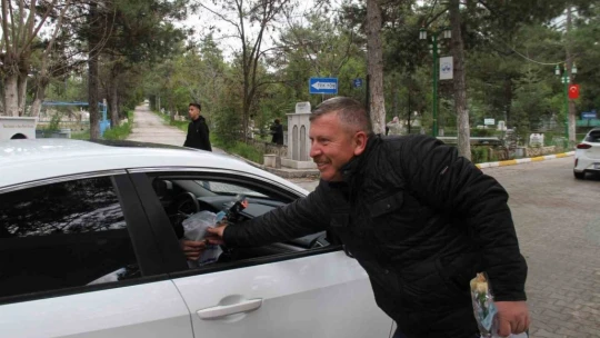 Elazığ'da vatandaşlar mezarlıklara akın etti