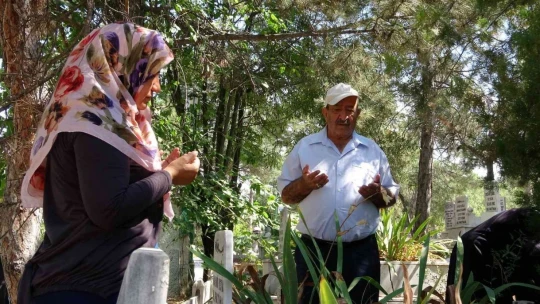 Elazığ'da vatandaşlar arife günü mezarlıklara akın etti