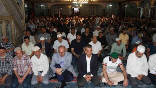 Elazığ'da vatandaşlar, bayram namazı için camilere akın etti