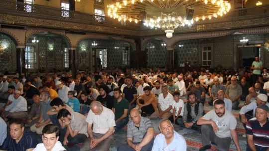 Elazığ'da vatandaşlar, bayram namazı için camilere akın etti
