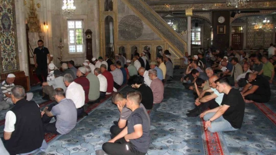 Elazığ'da vatandaşlar, bayram namazı için camilere akın etti