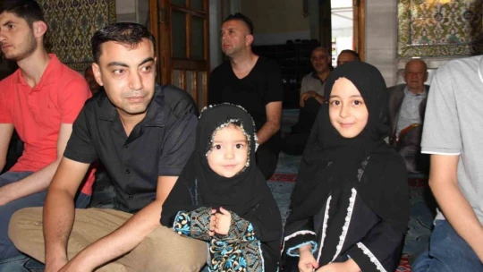 Elazığ'da vatandaşlar, bayram namazı için camilere akın etti