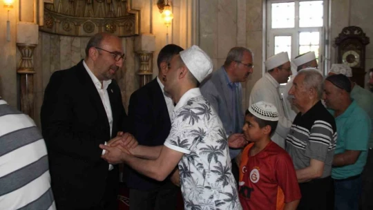 Elazığ'da vatandaşlar, bayram namazı için camilere akın etti
