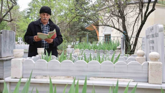 Elazığ'da vatandaşlar mezarlıklara akın etti