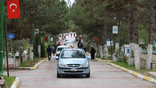 Elazığ'da vatandaşlar mezarlıklara akın etti