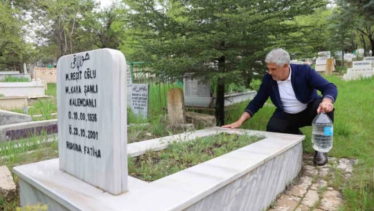 Elazığ'da vatandaşlar mezarlıklara akın etti