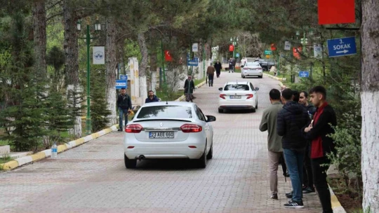 Elazığ'da vatandaşlar mezarlıklara akın etti