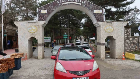 Elazığ'da vatandaşlar mezarlıklara akın etti