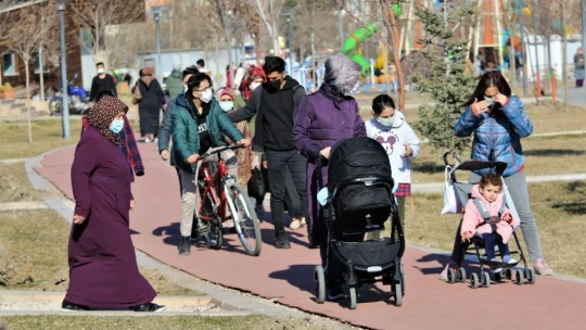 Elazığ'da yasak kalktı yaşlı ve gençler, bahar havasının tadını çıkardı