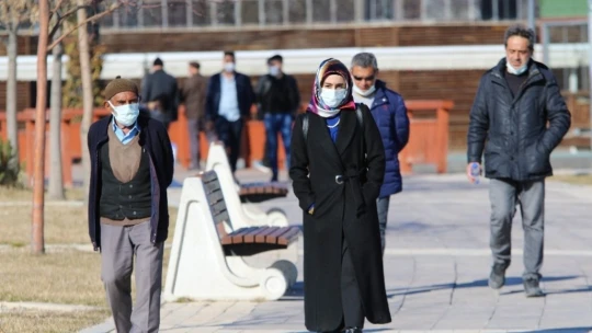 Elazığ'da yasak kalktı yaşlı ve gençler, bahar havasının tadını çıkardı
